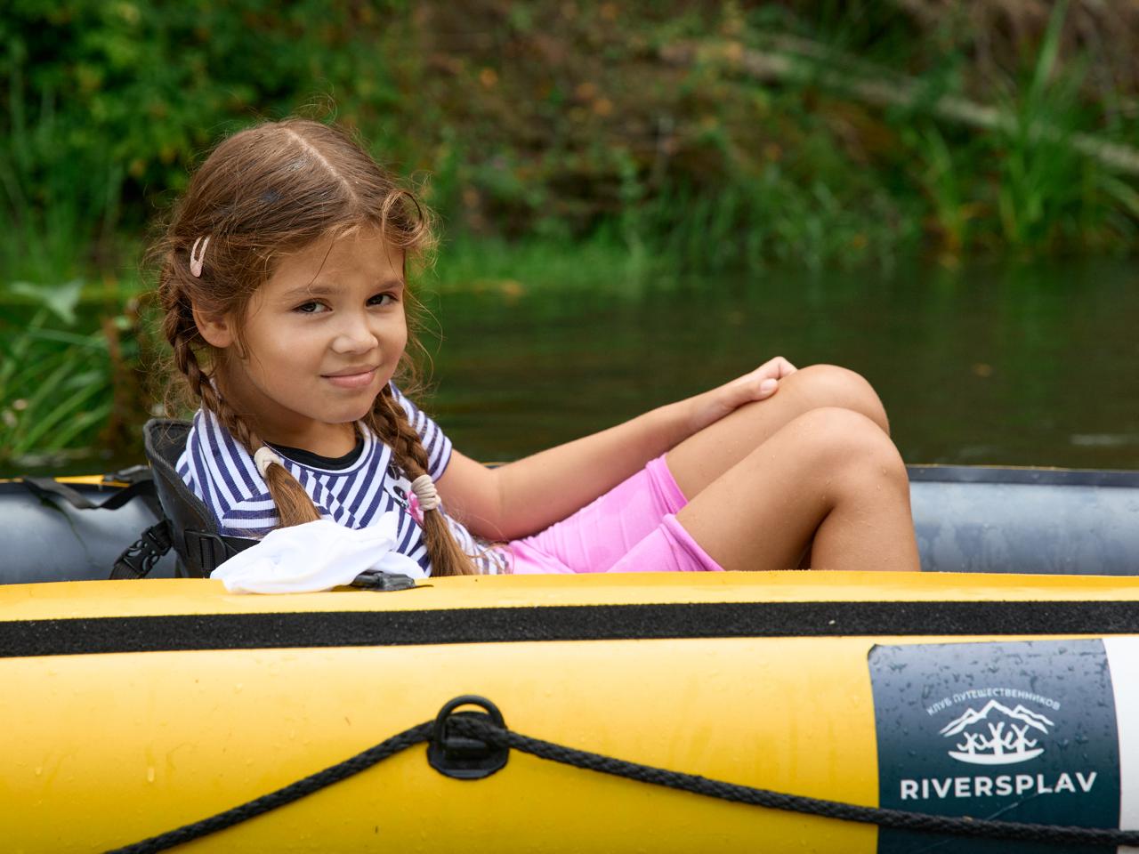 Песчаный пляж и байдарки на отдыхе во сплаве